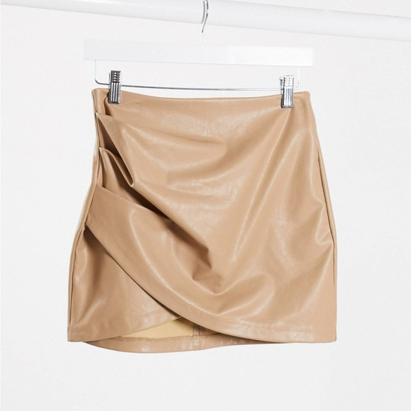 Stradivarius faux leather skirt in beige
COLOR: Beige
SIZE: EU 38 - Picture 5 of 5